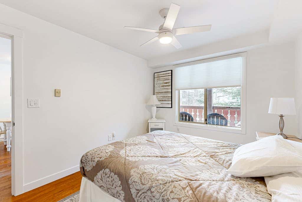 Cozy mountain-view condo with shared hot tub, pool & more - walk to ski lifts