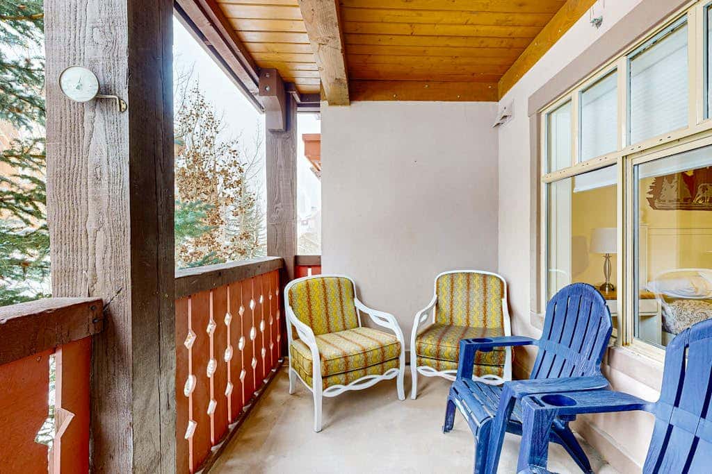 Cozy mountain-view condo with shared hot tub, pool & more - walk to ski lifts