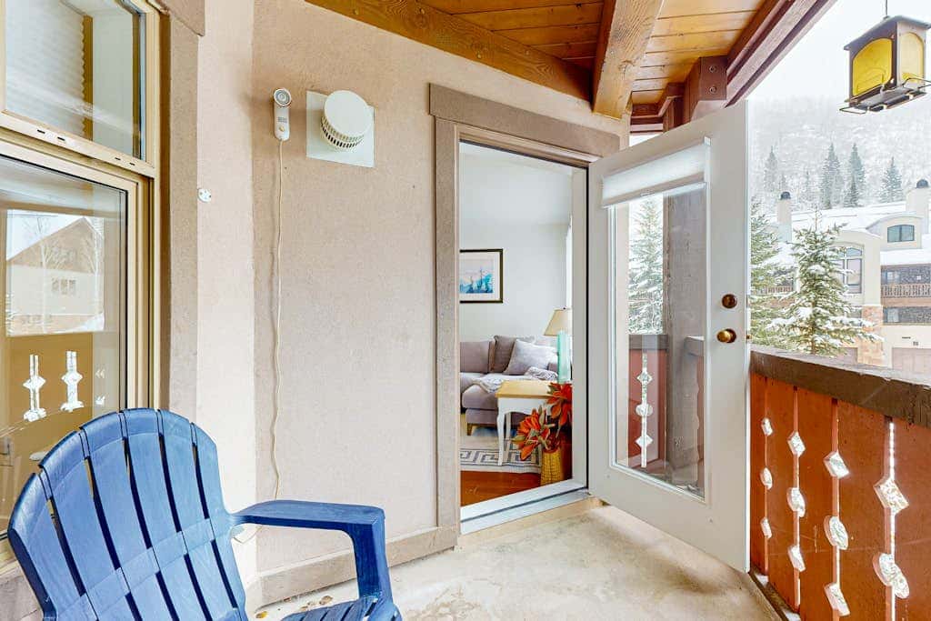 Cozy mountain-view condo with shared hot tub, pool & more - walk to ski lifts