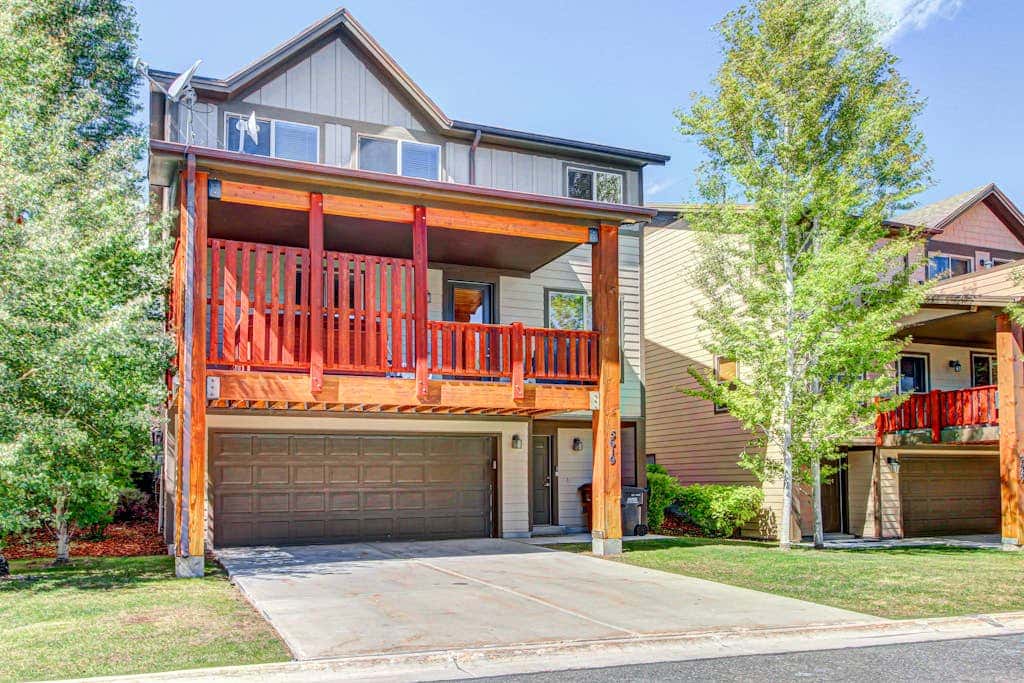 Modern Mountain Lodge with Private Hot Tub, Shared Pool & Gym