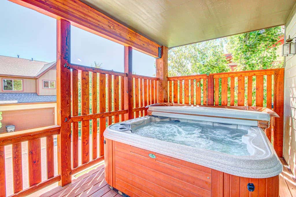 Modern Mountain Lodge with Private Hot Tub, Shared Pool & Gym