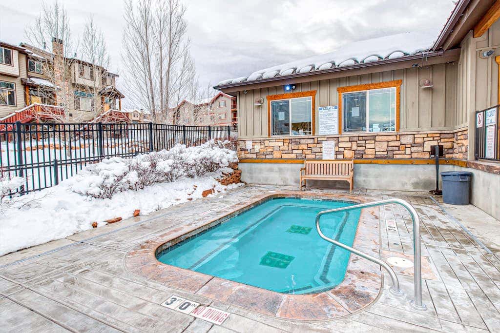 Modern Mountain Lodge with Private Hot Tub, Shared Pool & Gym