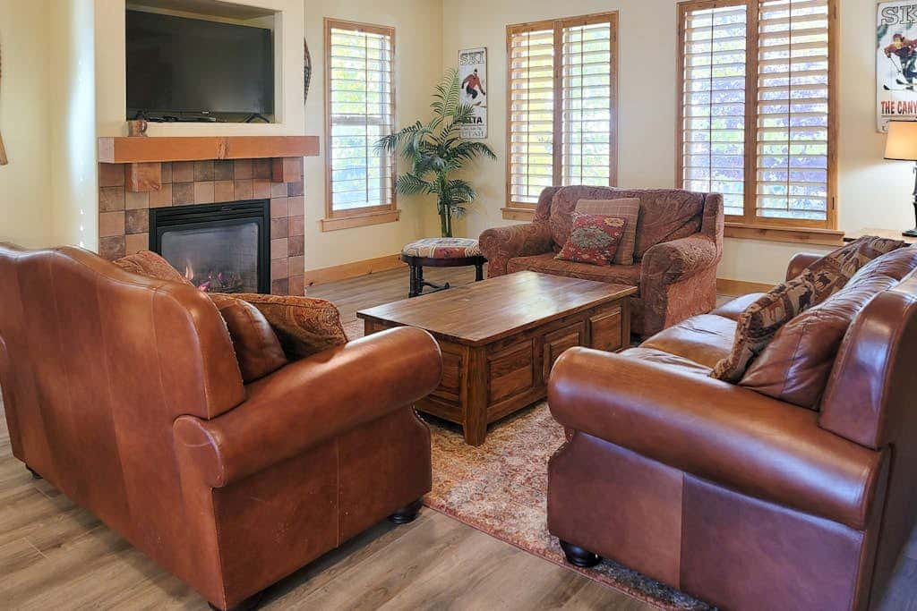 Modern Mountain Lodge with Private Hot Tub, Shared Pool & Gym