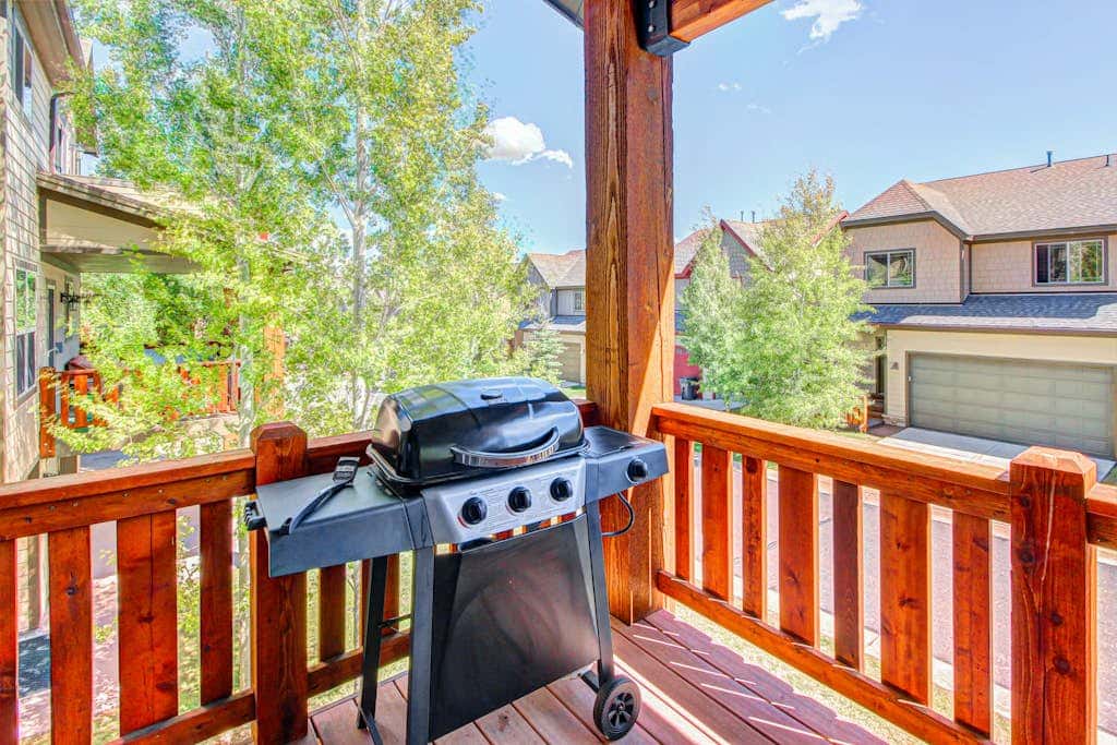 Modern Mountain Lodge with Private Hot Tub, Shared Pool & Gym