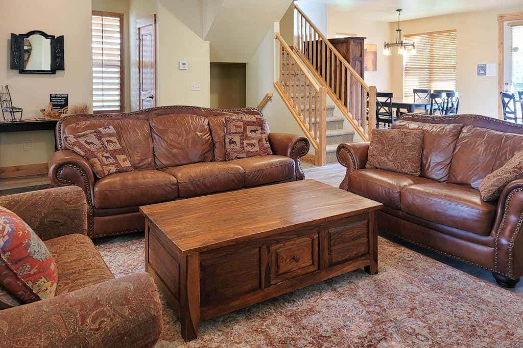 Modern Mountain Lodge with Private Hot Tub, Shared Pool & Gym
