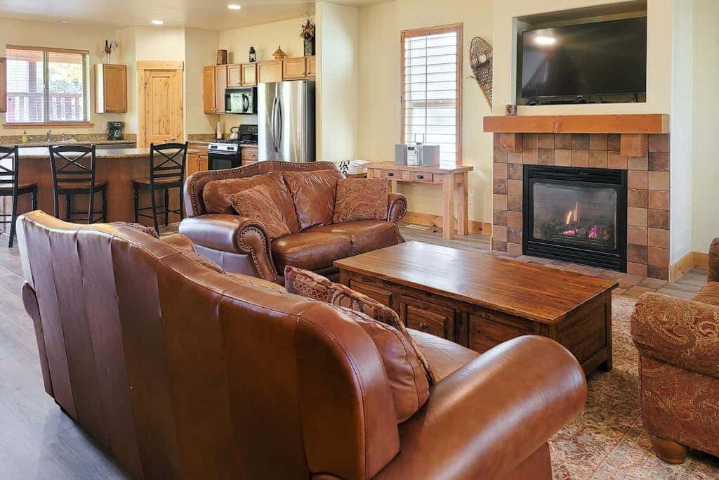 Modern Mountain Lodge with Private Hot Tub, Shared Pool & Gym