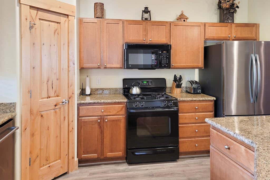Modern Mountain Lodge with Private Hot Tub, Shared Pool & Gym