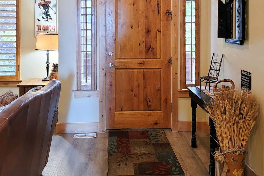 Modern Mountain Lodge with Private Hot Tub, Shared Pool & Gym
