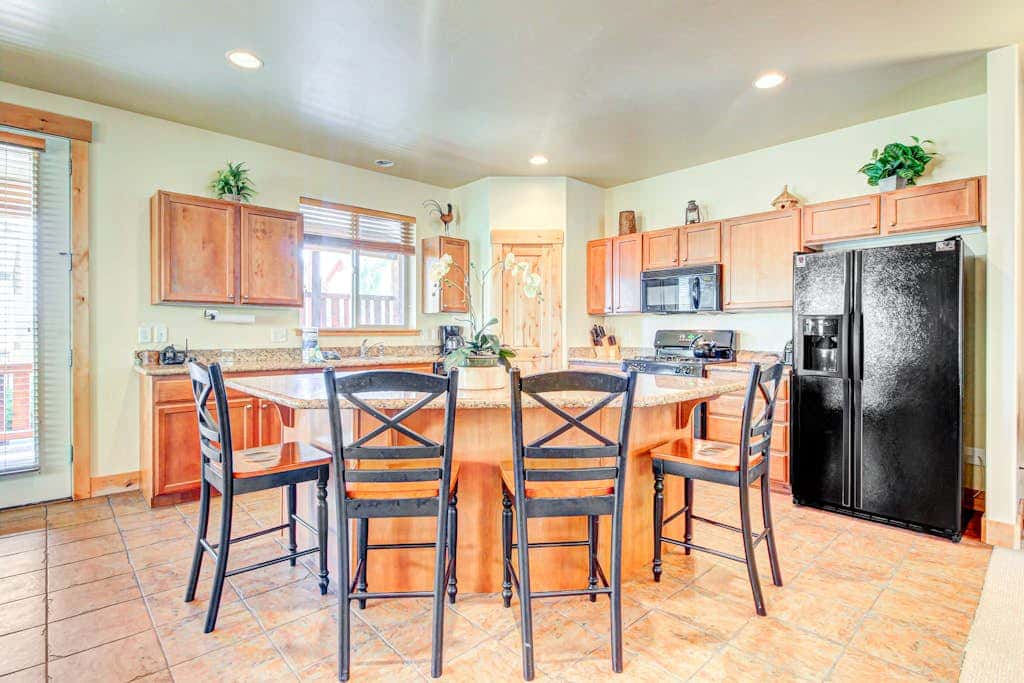 Modern Mountain Lodge with Private Hot Tub, Shared Pool & Gym