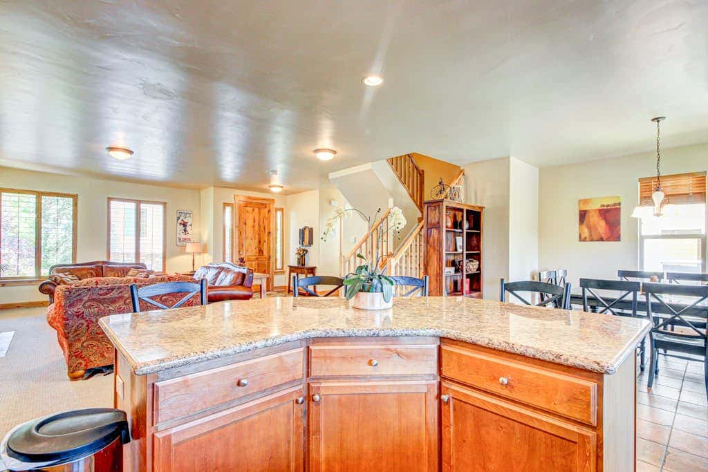 Modern Mountain Lodge with Private Hot Tub, Shared Pool & Gym