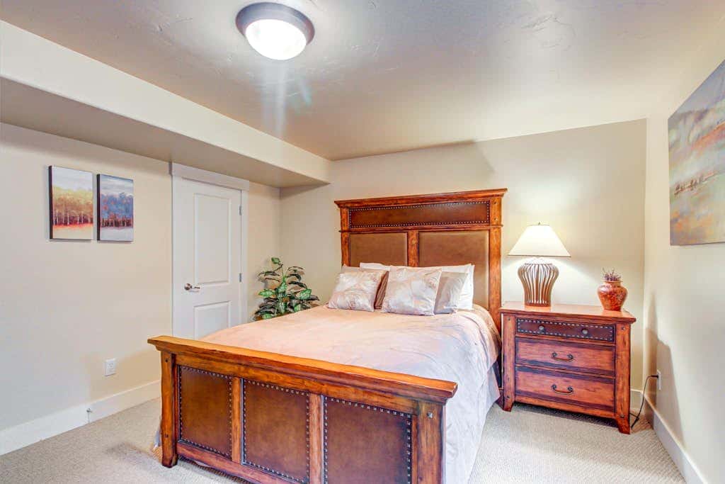 Modern Mountain Lodge with Private Hot Tub, Shared Pool & Gym