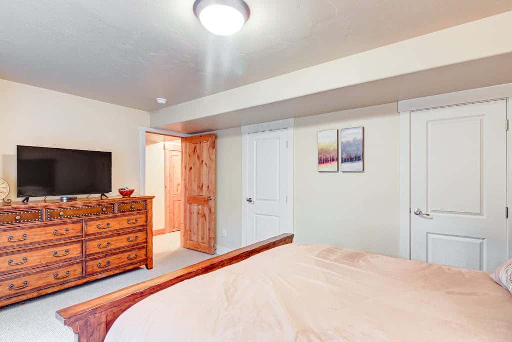 Modern Mountain Lodge with Private Hot Tub, Shared Pool & Gym