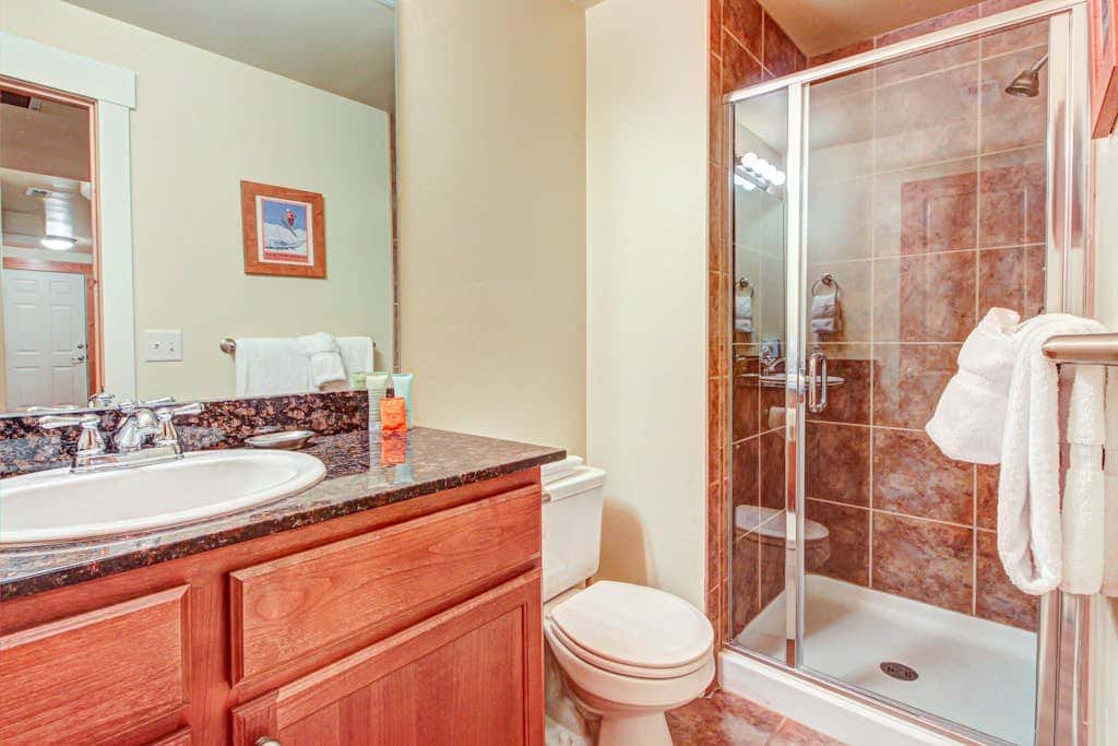 Modern Mountain Lodge with Private Hot Tub, Shared Pool & Gym