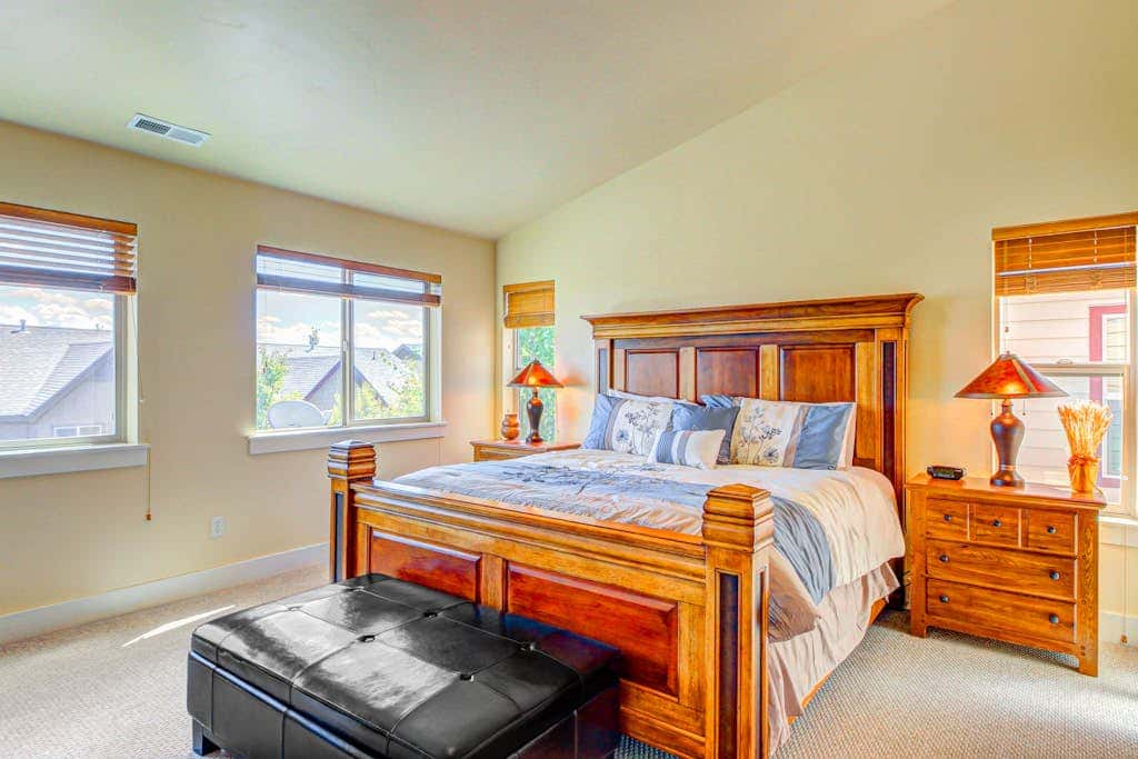 Modern Mountain Lodge with Private Hot Tub, Shared Pool & Gym