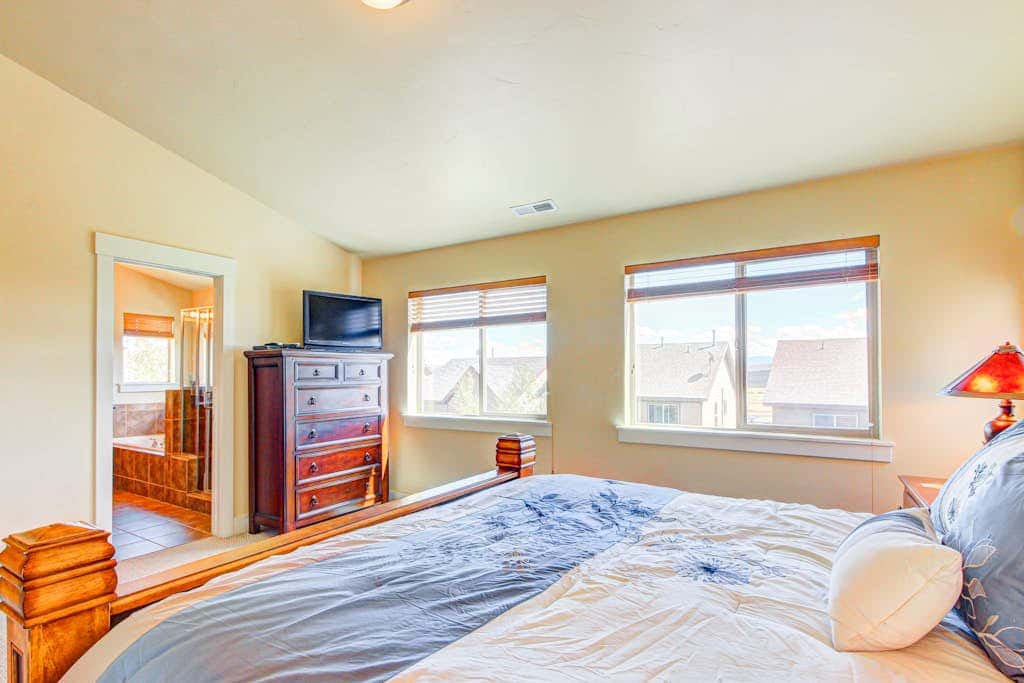 Modern Mountain Lodge with Private Hot Tub, Shared Pool & Gym
