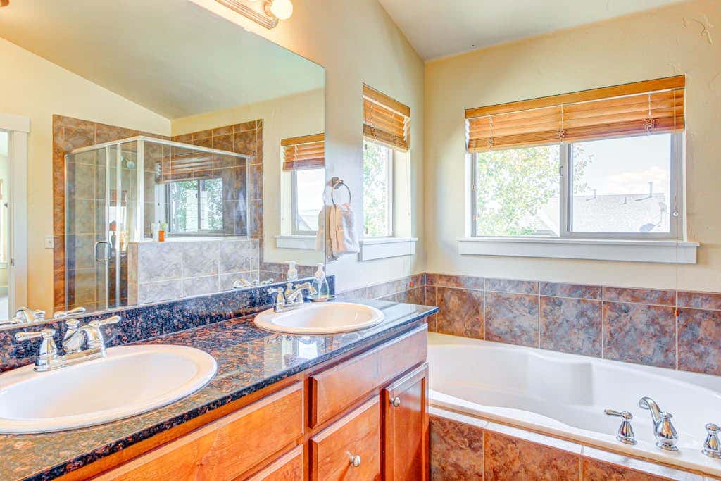 Modern Mountain Lodge with Private Hot Tub, Shared Pool & Gym