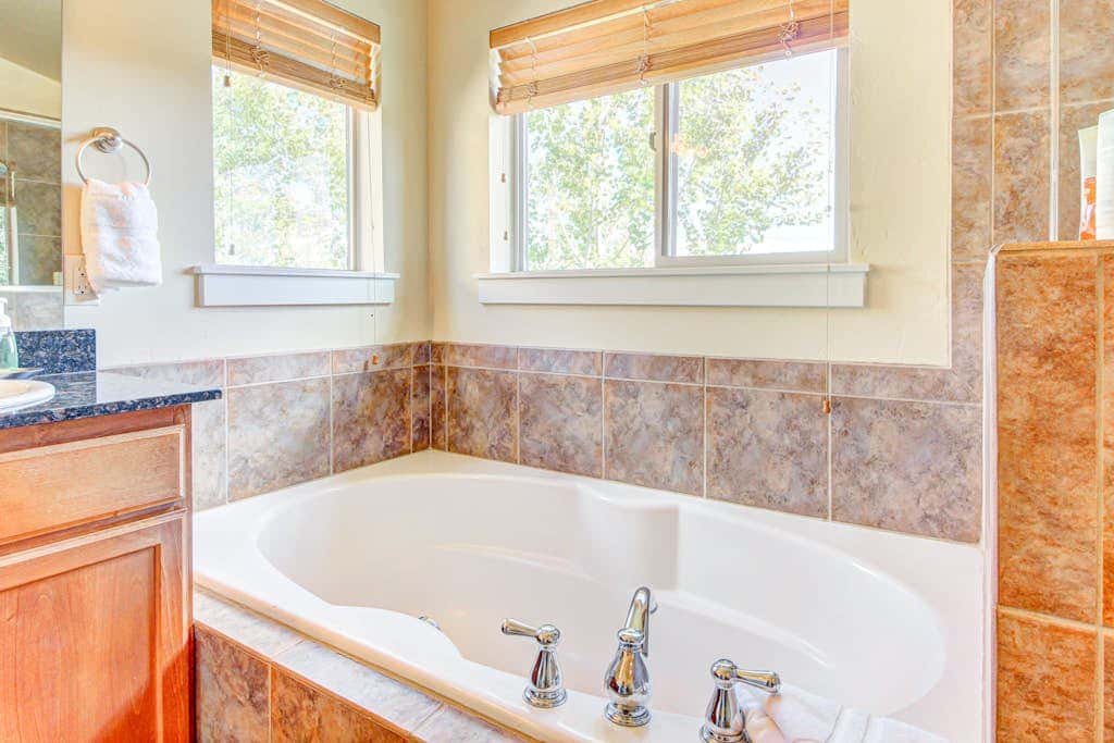 Modern Mountain Lodge with Private Hot Tub, Shared Pool & Gym