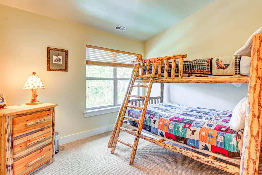 Modern Mountain Lodge with Private Hot Tub, Shared Pool & Gym