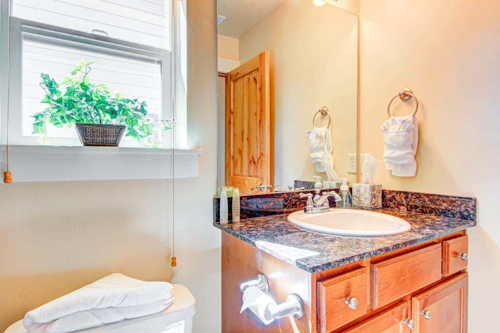 Modern Mountain Lodge with Private Hot Tub, Shared Pool & Gym