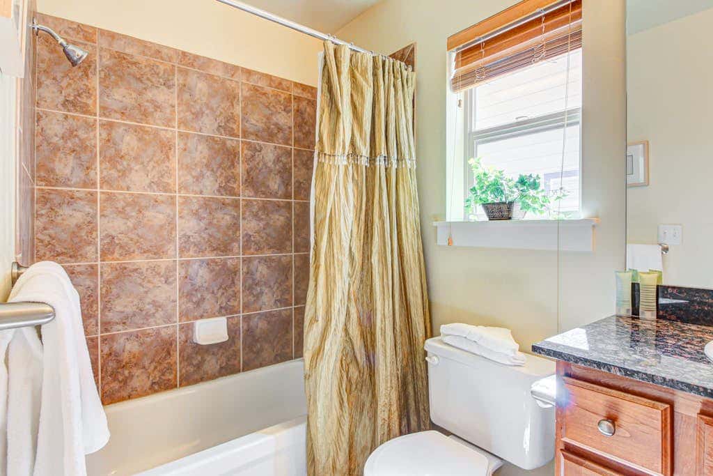 Modern Mountain Lodge with Private Hot Tub, Shared Pool & Gym
