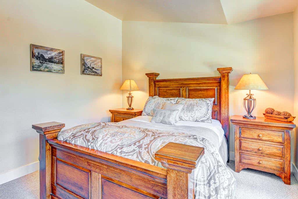 Modern Mountain Lodge with Private Hot Tub, Shared Pool & Gym