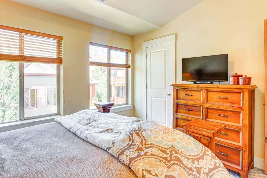 Modern Mountain Lodge with Private Hot Tub, Shared Pool & Gym