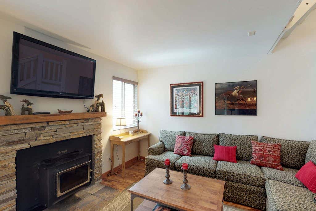 Comfortable condo with WiFi, washer & dryer, pool & hot tubs - walk to skiing