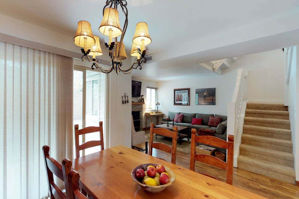 Comfortable condo with WiFi, washer & dryer, pool & hot tubs - walk to skiing