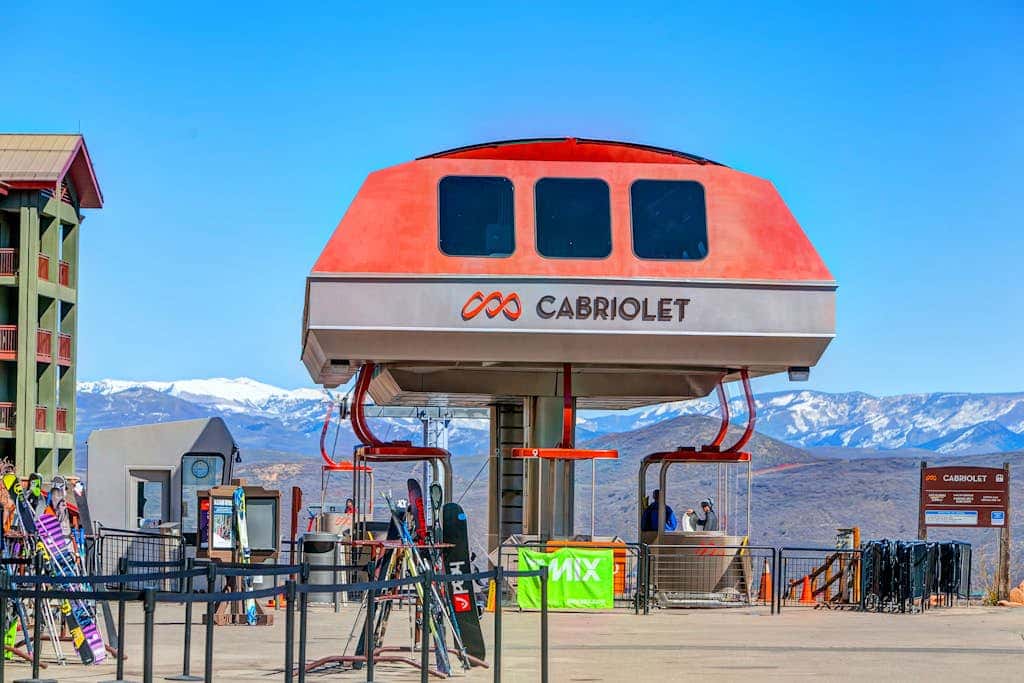 Comfortable condo with WiFi, washer & dryer, pool & hot tubs - walk to skiing