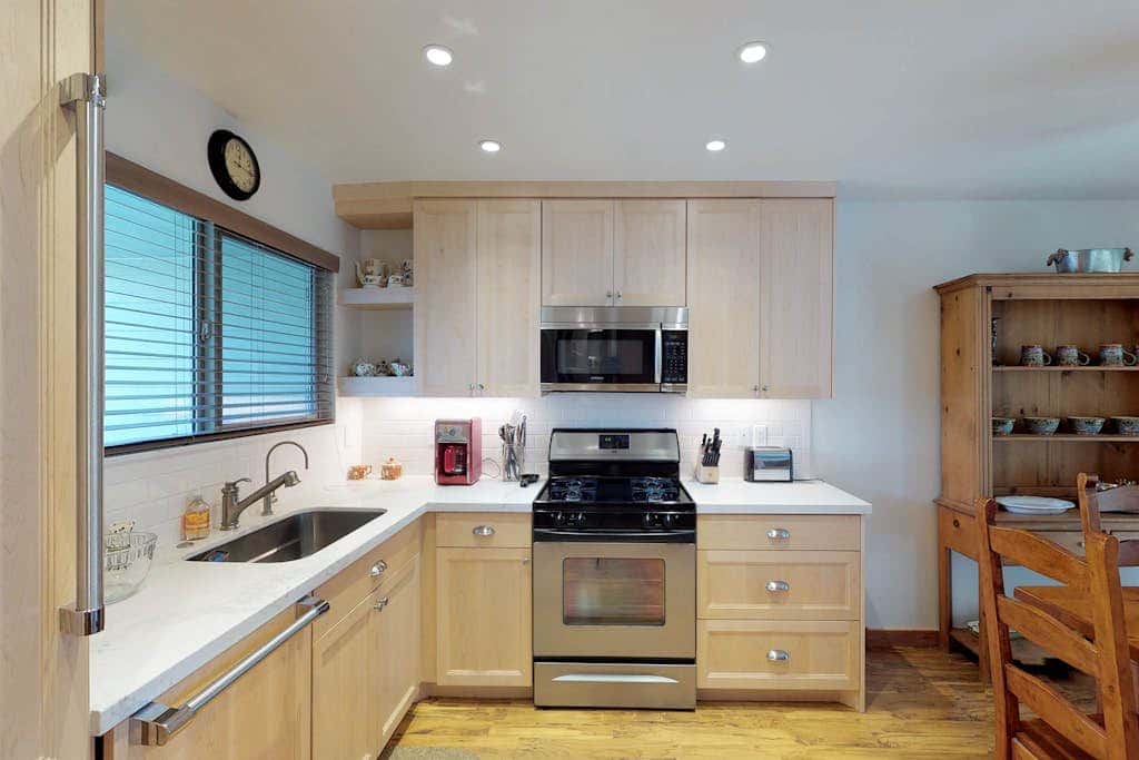 Comfortable condo with WiFi, washer & dryer, pool & hot tubs - walk to skiing