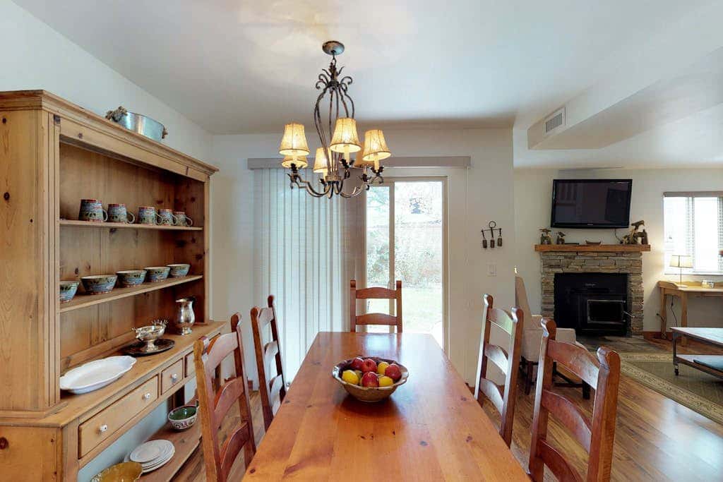 Comfortable condo with WiFi, washer & dryer, pool & hot tubs - walk to skiing