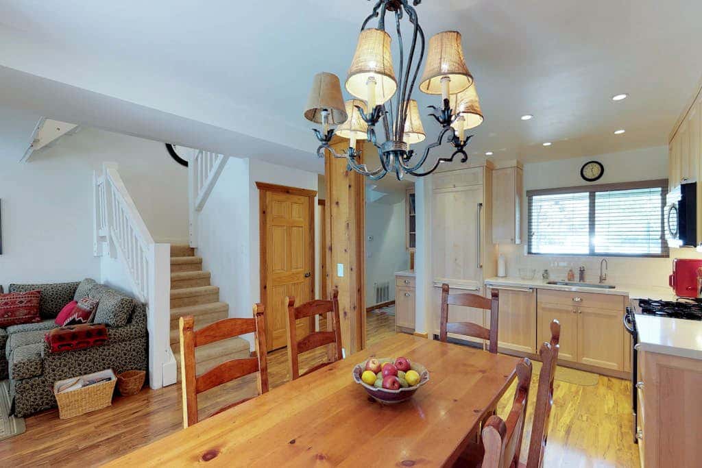 Comfortable condo with WiFi, washer & dryer, pool & hot tubs - walk to skiing