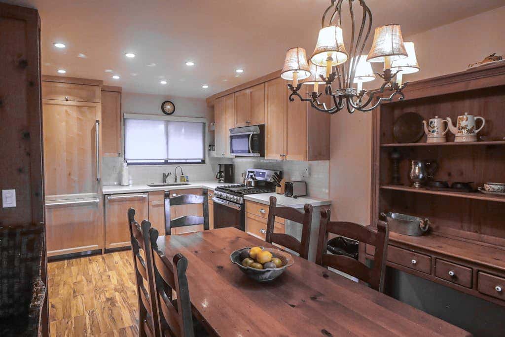 Comfortable condo with WiFi, washer & dryer, pool & hot tubs - walk to skiing