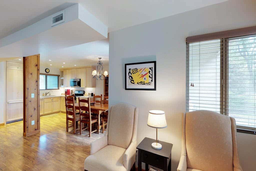 Comfortable condo with WiFi, washer & dryer, pool & hot tubs - walk to skiing