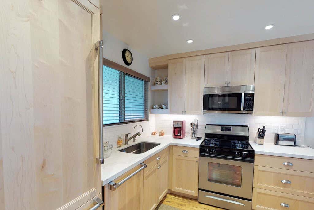 Comfortable condo with WiFi, washer & dryer, pool & hot tubs - walk to skiing