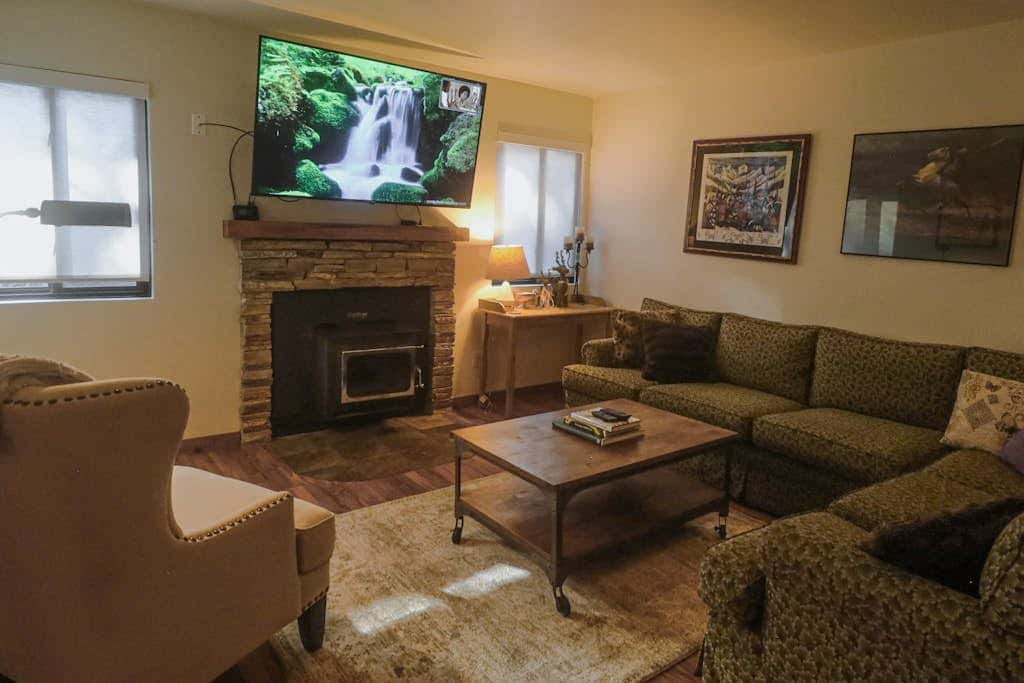 Comfortable condo with WiFi, washer & dryer, pool & hot tubs - walk to skiing