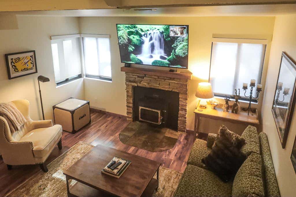 Comfortable condo with WiFi, washer & dryer, pool & hot tubs - walk to skiing
