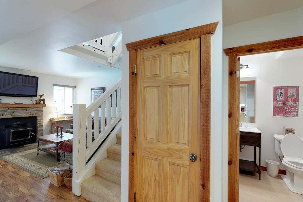 Comfortable condo with WiFi, washer & dryer, pool & hot tubs - walk to skiing