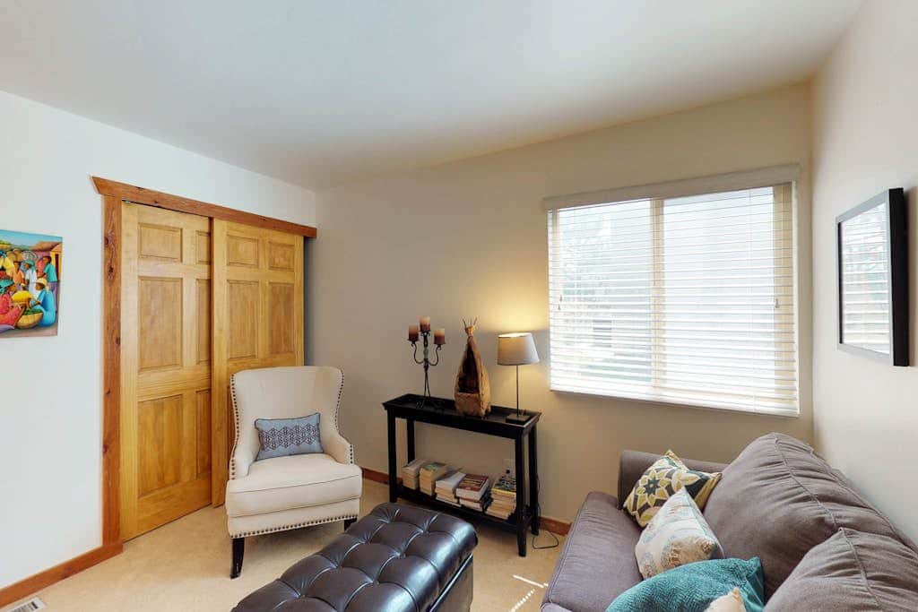 Comfortable condo with WiFi, washer & dryer, pool & hot tubs - walk to skiing