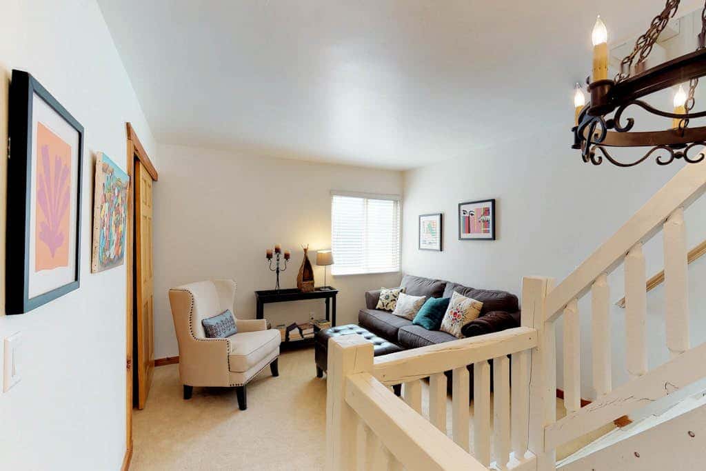 Comfortable condo with WiFi, washer & dryer, pool & hot tubs - walk to skiing