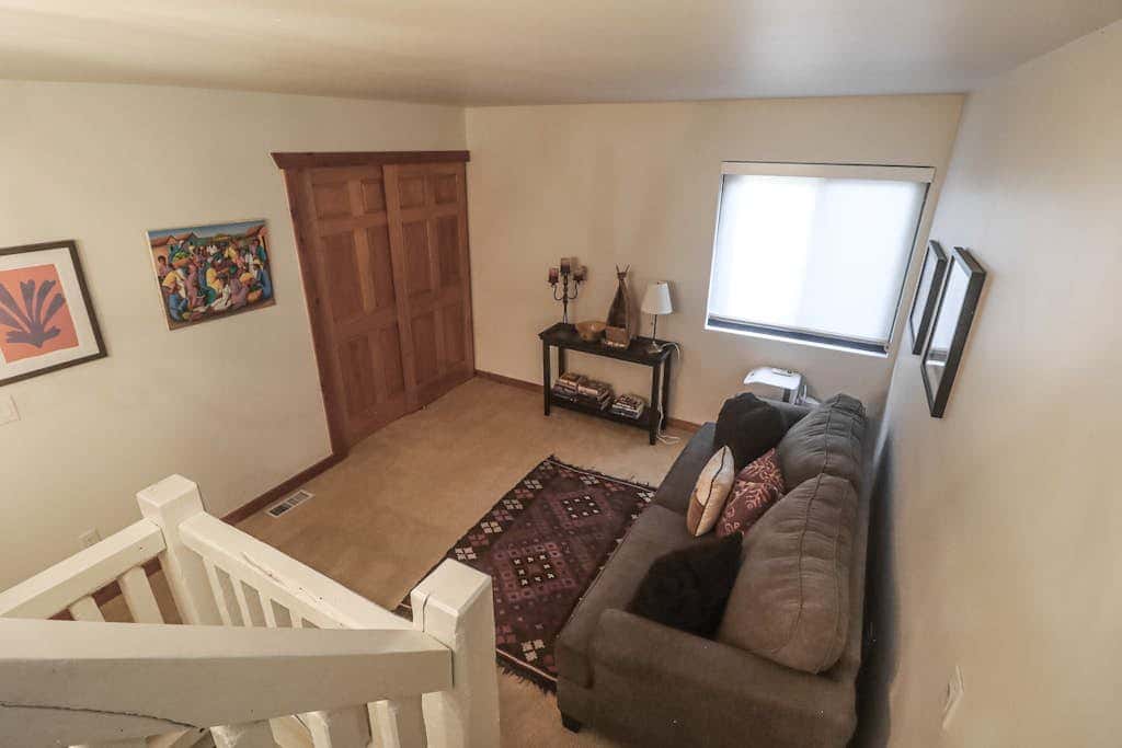 Comfortable condo with WiFi, washer & dryer, pool & hot tubs - walk to skiing