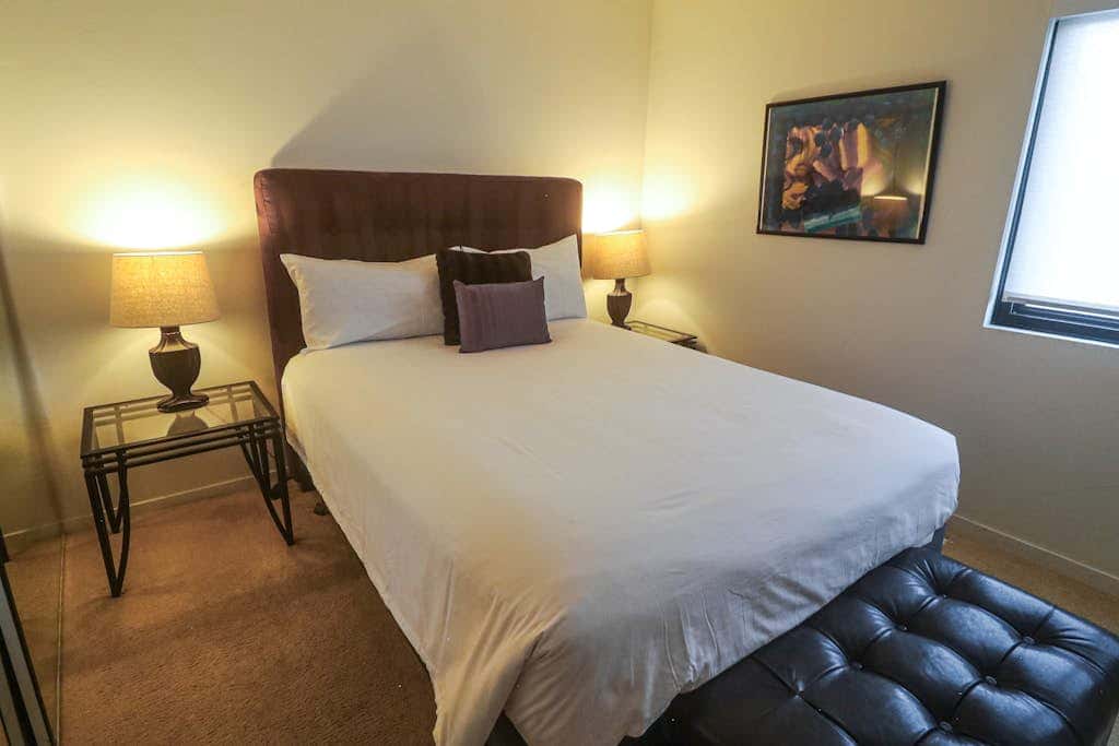 Comfortable condo with WiFi, washer & dryer, pool & hot tubs - walk to skiing