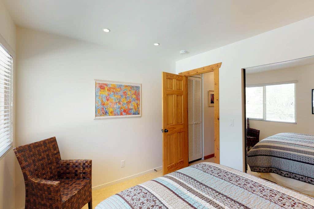 Comfortable condo with WiFi, washer & dryer, pool & hot tubs - walk to skiing