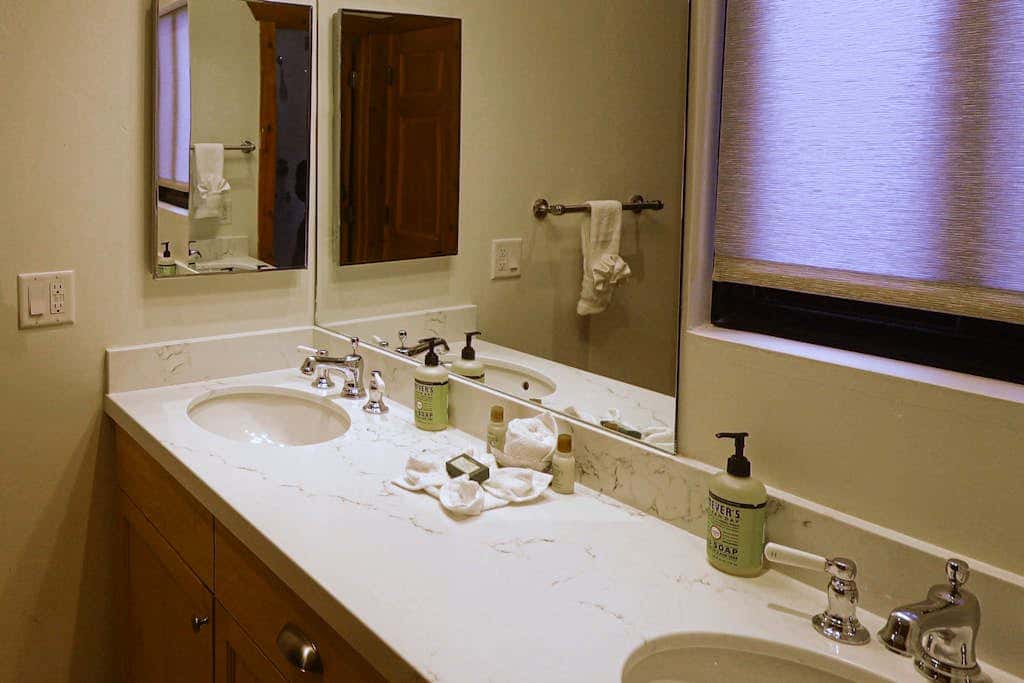 Comfortable condo with WiFi, washer & dryer, pool & hot tubs - walk to skiing