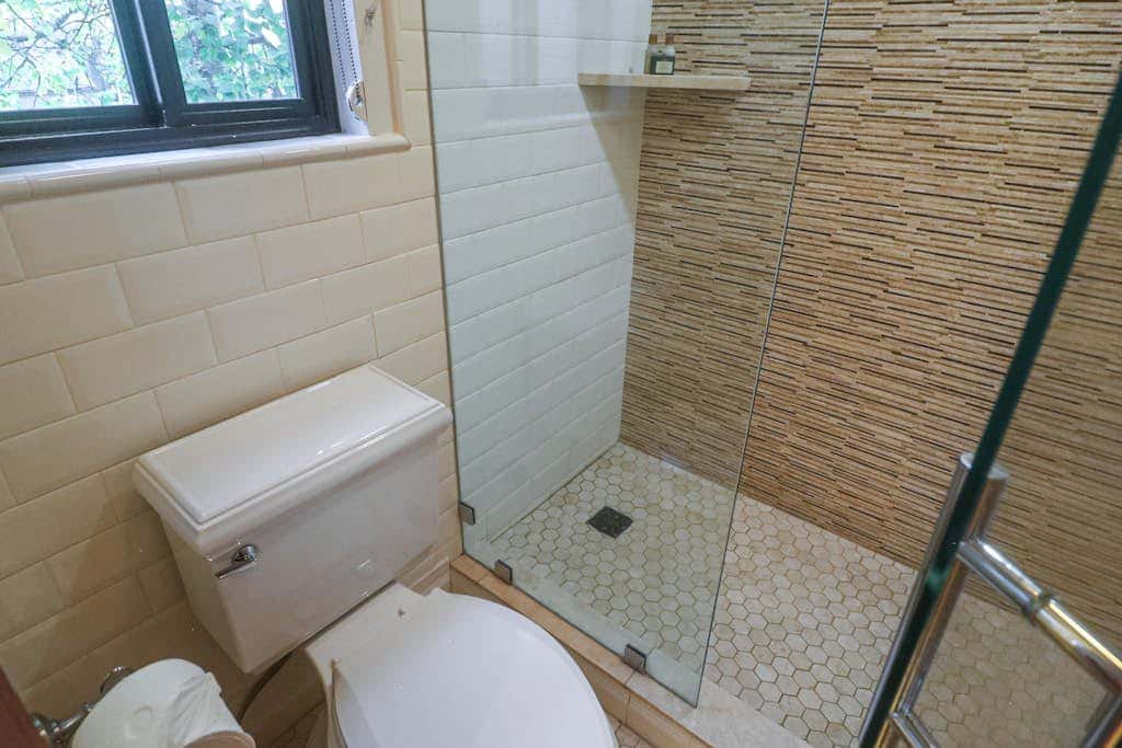 Comfortable condo with WiFi, washer & dryer, pool & hot tubs - walk to skiing
