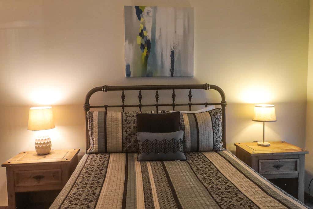 Comfortable condo with WiFi, washer & dryer, pool & hot tubs - walk to skiing