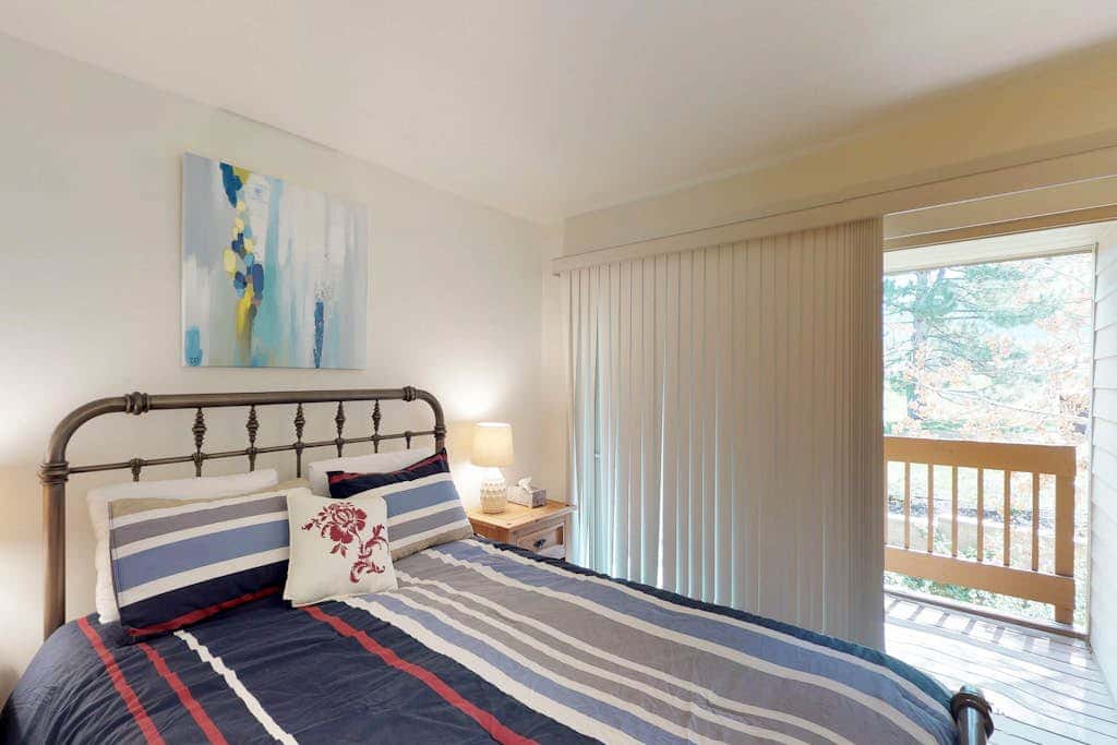 Comfortable condo with WiFi, washer & dryer, pool & hot tubs - walk to skiing