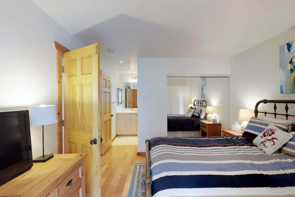 Comfortable condo with WiFi, washer & dryer, pool & hot tubs - walk to skiing