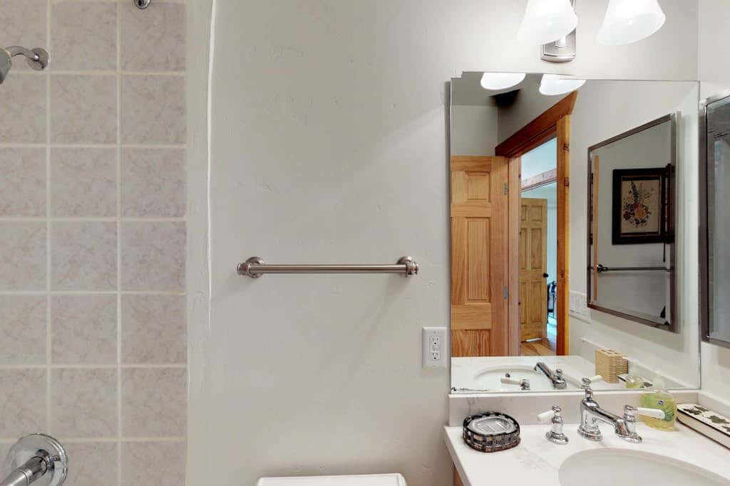 Comfortable condo with WiFi, washer & dryer, pool & hot tubs - walk to skiing