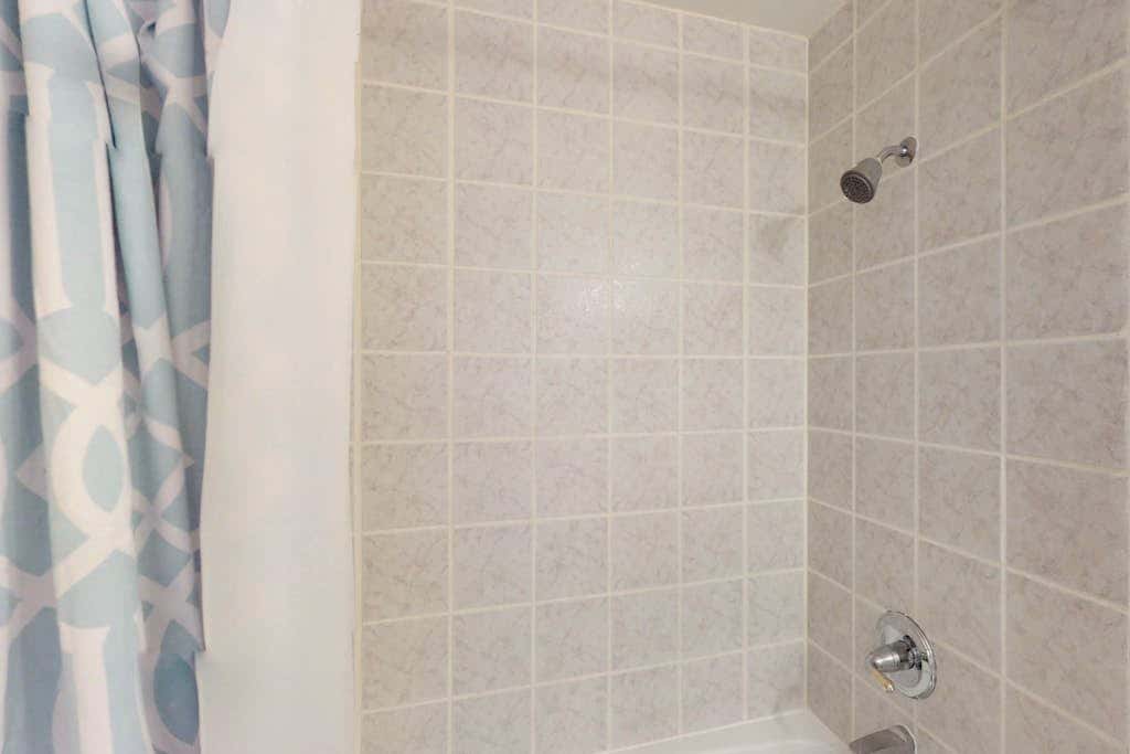 Comfortable condo with WiFi, washer & dryer, pool & hot tubs - walk to skiing
